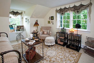 На фото: гостевая спальня (комната для гостей) в классическом стиле с