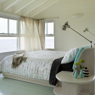 Modernes Gästezimmer mit gebeiztem Holzboden und blauem Boden in Boston