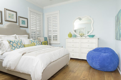 Modelo de dormitorio contemporáneo con paredes azules