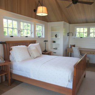 Diseño de dormitorio rural con paredes blancas y suelo de madera clara