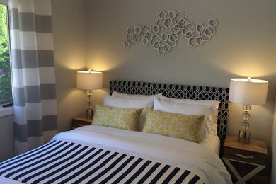 Modelo de habitación de invitados clásica renovada pequeña con paredes grises, suelo de madera oscura y suelo marrón