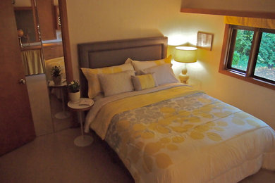 Свежая идея для дизайна: гостевая спальня среднего размера, (комната для гостей) в стиле ретро с желтыми стенами и ковровым покрытием - отличное фото интерьера