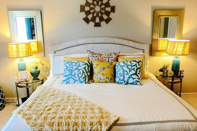 Diseño de habitación de invitados actual de tamaño medio sin chimenea con paredes beige y moqueta