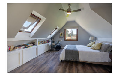 サンフランシスコにある中くらいなコンテンポラリースタイルのおしゃれな客用寝室 (グレーの壁、ラミネートの床、茶色い床、三角天井) のインテリア