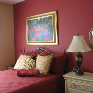 Imagen de habitación de invitados tradicional, de tamaño medio, con paredes rojas y moqueta
