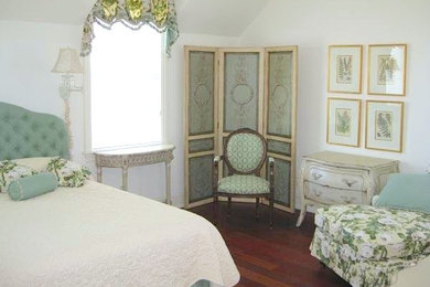 Ejemplo de habitación de invitados clásica de tamaño medio con paredes blancas y suelo de madera en tonos medios