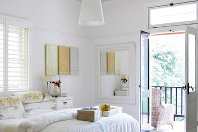 メルボルンにあるトランジショナルスタイルのおしゃれな主寝室 (白い壁、カーペット敷き、暖炉なし)