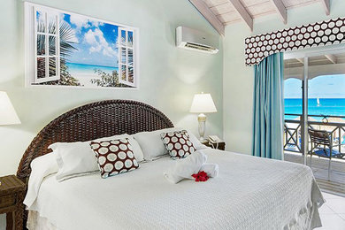 Modelo de dormitorio tropical de tamaño medio con paredes verdes