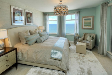 タンパにある中くらいなコンテンポラリースタイルのおしゃれな主寝室 (青い壁、セラミックタイルの床、暖炉なし、ベージュの床)