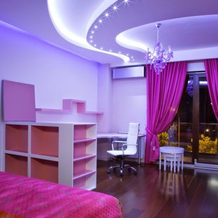 Modelo de dormitorio principal, moderno, de tamaño medio, con paredes grises y suelo de madera clara