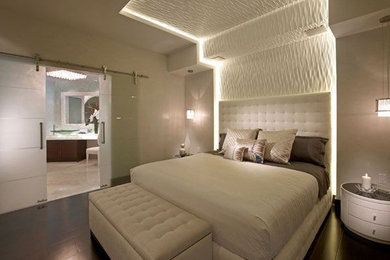 Foto de dormitorio principal minimalista con suelo de madera oscura
