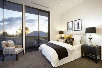 Imagen de dormitorio principal actual de tamaño medio con paredes blancas, moqueta y suelo gris