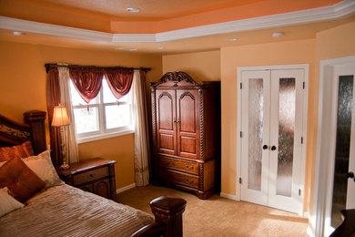 ミルウォーキーにあるトラディショナルスタイルのおしゃれな寝室のインテリア