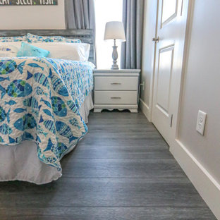 Foto de habitación de invitados marinera, de tamaño medio, con paredes grises, suelo vinílico y suelo gris
