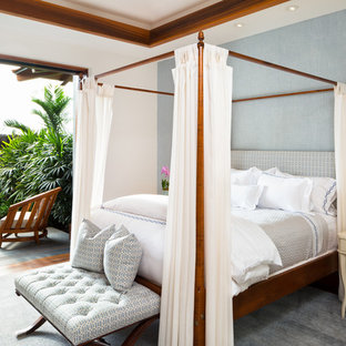 Diseño de dormitorio tropical, de tamaño medio, con paredes azules