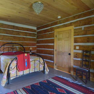 Imagen de dormitorio rural con suelo de madera pintada