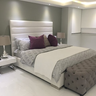 Foto de dormitorio principal, moderno, de tamaño medio, con paredes grises y suelo de baldosas de porcelana