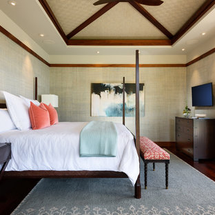 Imagen de dormitorio principal, exótico, grande, con suelo de madera oscura y paredes beige