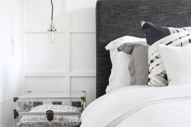Imagen de dormitorio actual con paredes blancas, suelo de madera en tonos medios y suelo gris