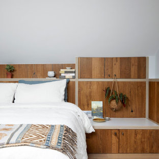 Imagen de dormitorio tipo loft, rústico, pequeño, con paredes azules y suelo de madera en tonos medios
