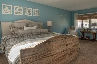 Diseño de dormitorio principal marinero de tamaño medio con paredes azules y moqueta