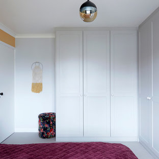Foto de dormitorio principal, clásico renovado, con parades naranjas, moqueta y suelo gris