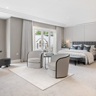 Modernes Schlafzimmer mit grauer Wandfarbe, grauem Boden und Tapetenwänden in Surrey