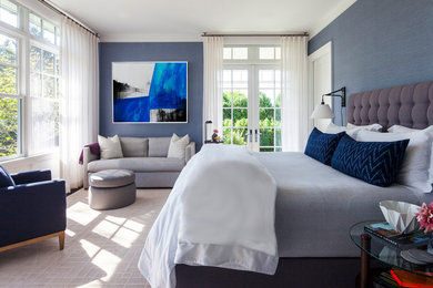 ニューヨークにある広いトランジショナルスタイルのおしゃれな主寝室 (青い壁、暖炉なし、グレーとクリーム色) のレイアウト