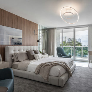 Modelo de dormitorio actual con paredes marrones y suelo blanco