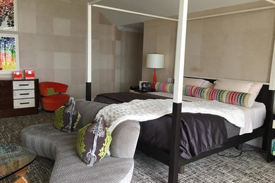 Imagen de dormitorio principal bohemio grande con paredes beige, moqueta y suelo multicolor