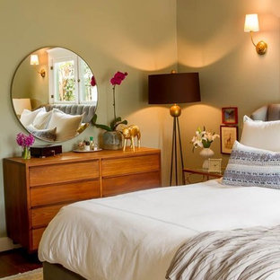 Foto de dormitorio principal, ecléctico, pequeño, con paredes azules y suelo de madera oscura
