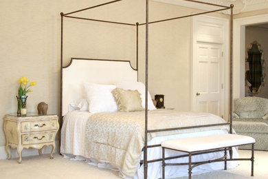 Foto de dormitorio principal clásico grande con paredes beige