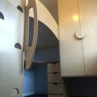 Imagen de habitación de invitados ecléctica, pequeña, con paredes azules, moqueta y suelo azul