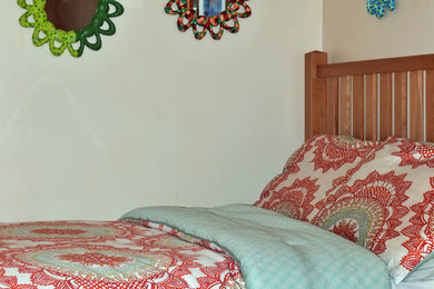 ワシントンD.C.にある中くらいなコンテンポラリースタイルのおしゃれな客用寝室 (ベージュの壁) のレイアウト