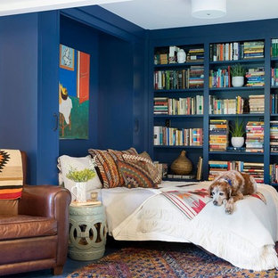 Imagen de habitación de invitados vintage con paredes azules