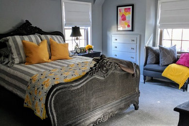 Свежая идея для дизайна: хозяйская спальня среднего размера в стиле неоклассика (современная классика) с серыми стенами, ковровым покрытием и серым полом - отличное фото интерьера