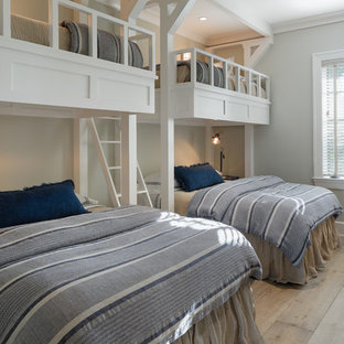Modelo de habitación de invitados costera con paredes grises, suelo de madera clara y suelo beige