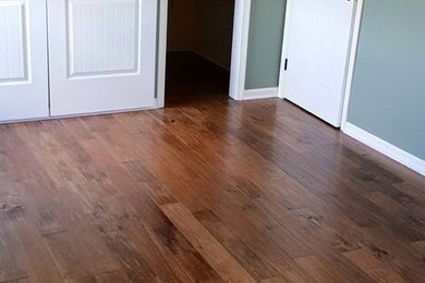 Small minimalist guest medium tone wood floor and brown floor bedroom photo in Philadelphia with green walls