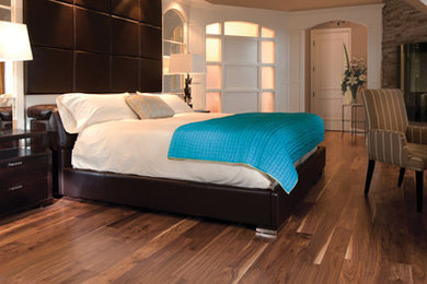 Modelo de dormitorio principal contemporáneo de tamaño medio sin chimenea con paredes beige y suelo de madera en tonos medios
