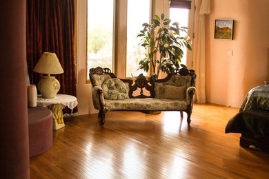 Klassisches Hauptschlafzimmer mit braunem Holzboden in Phoenix