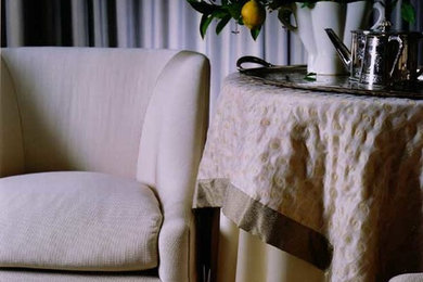 Esempio di una camera matrimoniale minimal di medie dimensioni con pareti beige e moquette