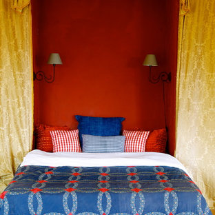 Aménagement d'une chambre d'amis méditerranéenne de taille moyenne avec un mur rouge et un sol en bois brun.