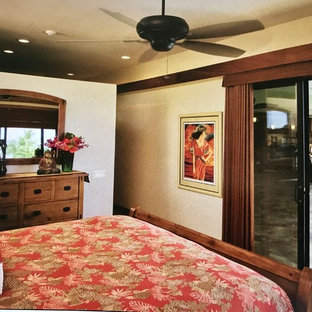 Modelo de dormitorio principal, tradicional renovado, grande, con paredes blancas, suelo de pizarra y suelo multicolor