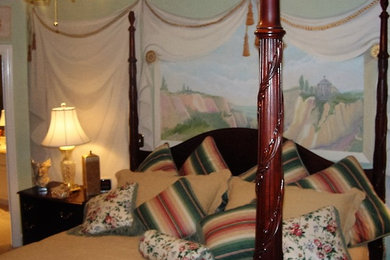 Imagen de dormitorio principal tradicional sin chimenea con paredes verdes y suelo de madera oscura
