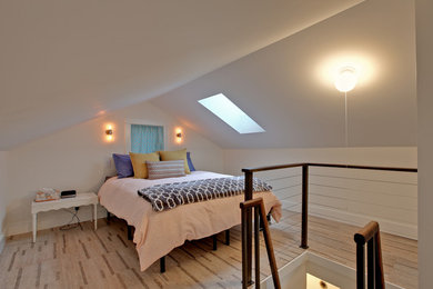 ポートランドにあるトランジショナルスタイルのおしゃれな寝室