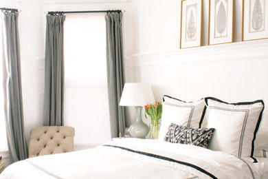 サンフランシスコにある中くらいなトラディショナルスタイルのおしゃれな主寝室 (白い壁、無垢フローリング) のレイアウト