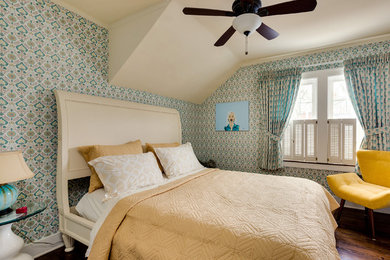 デトロイトにある中くらいなエクレクティックスタイルのおしゃれな客用寝室 (マルチカラーの壁、濃色無垢フローリング、暖炉なし、茶色い床) のインテリア