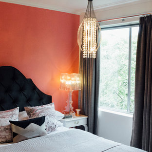 Imagen de dormitorio principal, tradicional renovado, pequeño, con paredes rosas y moqueta