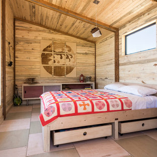 Modelo de dormitorio rural, pequeño, con paredes marrones, suelo de madera clara y suelo multicolor