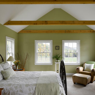 Landhaus Schlafzimmer mit grüner Wandfarbe in Richmond